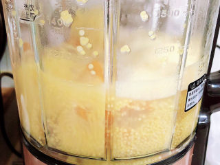 奶油南瓜汤,破壁机选择蒸煮键，煮10分钟。