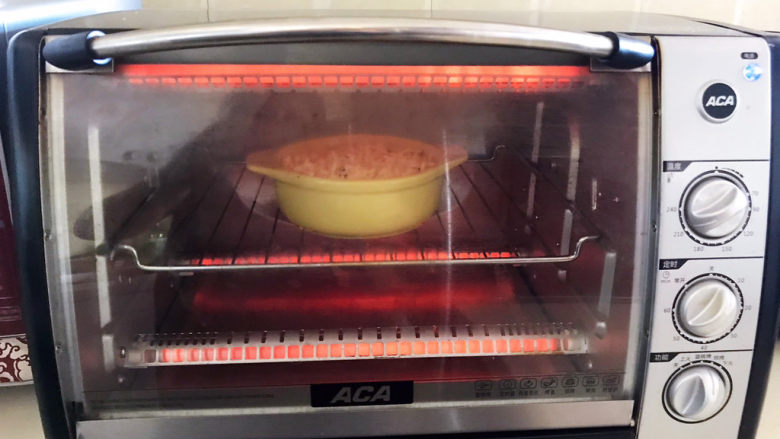 芝士焗南瓜,烤箱提前预热5分钟，上下火200W烤5分钟