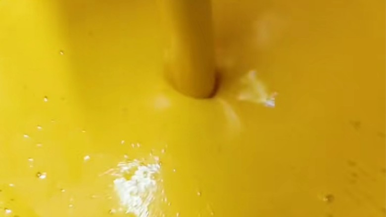 奶油南瓜汤,把稀糊状的南瓜液倒入锅中。