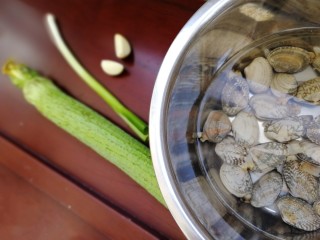 丝瓜花蛤汤,主料，花蛤，丝瓜，葱，蒜瓣。