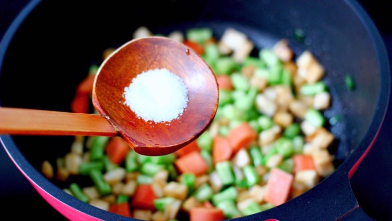 杏鲍菇火腿风味拌面,看见四季豆变色，加入适量的盐调味。