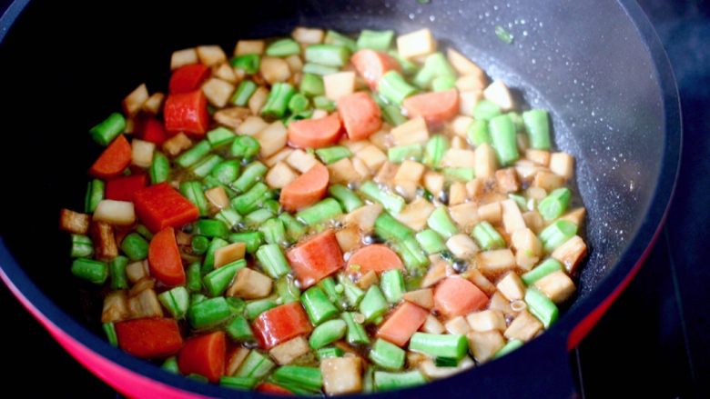 杏鲍菇火腿风味拌面,锅中倒入少许清水，盖上锅盖小火煮至。