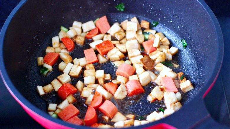 杏鲍菇火腿风味拌面,大火翻炒至所有的食材混合均匀。