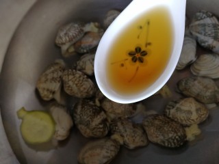 丝瓜花蛤汤,冷水里放入花蛤，一片生姜，一汤匙料酒。
