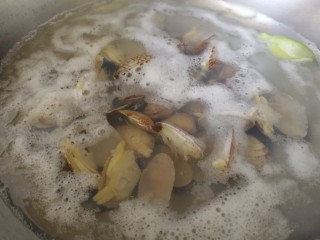 丝瓜花蛤汤,煮至花蛤张开。