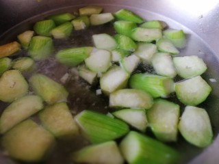 丝瓜花蛤汤,加入适量开水，煮开。