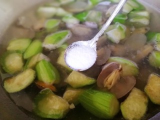 丝瓜花蛤汤,放入适量盐。