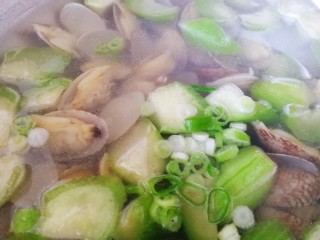 丝瓜花蛤汤,洒上葱花即可。