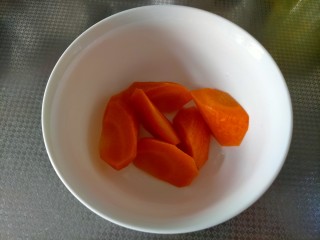 胡萝卜玉米排骨汤,改刀胡萝卜