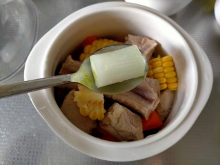 胡萝卜玉米排骨汤,大葱一节