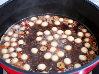 红豆桂圆红枣枸杞小丸子,煮至丸子浮在表面即可