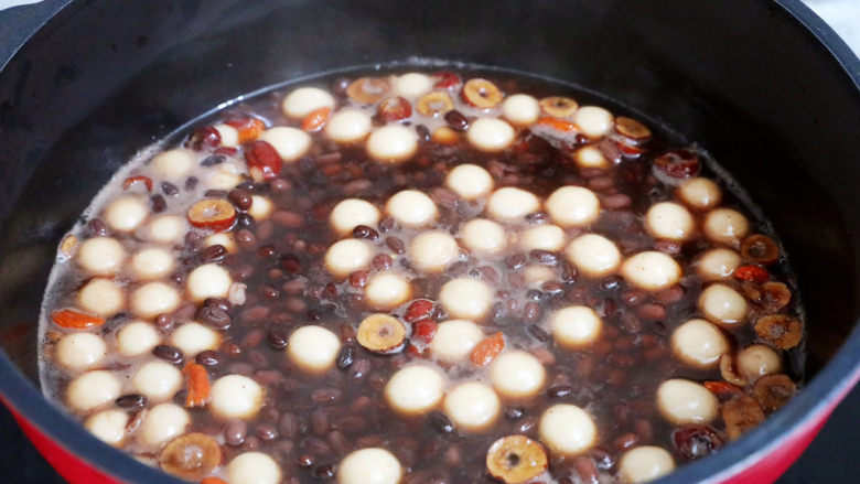红豆桂圆红枣枸杞小丸子,煮至丸子浮在表面即可