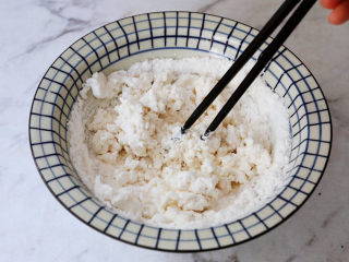 红豆桂圆红枣枸杞小丸子,先用筷子搅拌成面絮状