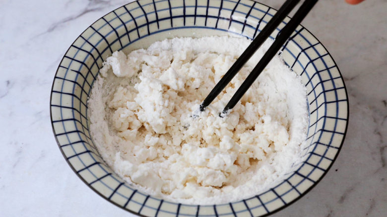 红豆桂圆红枣枸杞小丸子,先用筷子搅拌成面絮状