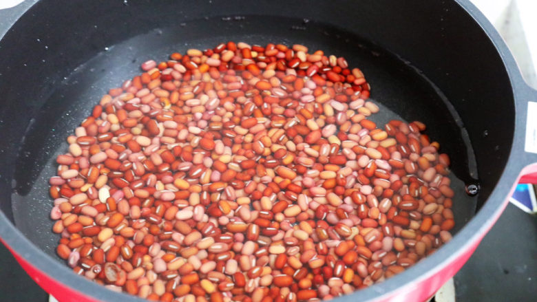 红豆桂圆红枣枸杞小丸子,将泡好的红豆洗净放入锅中，加入清水