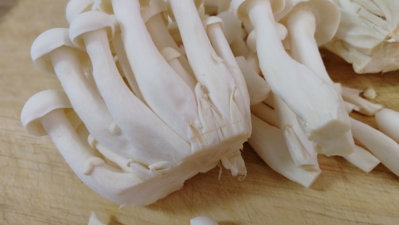 白玉菇炒肉,切去根部。