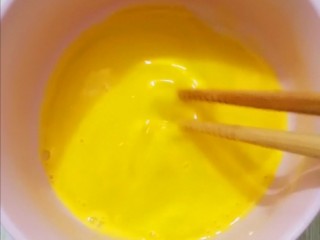 双色蛋卷,鸡蛋黄搅拌均匀