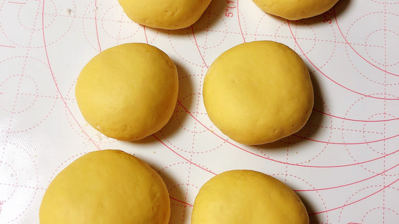 炸油饼,每块面分成6个剂子，揉成圆形。
