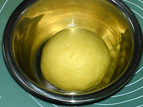 炸油饼,滚圆后放入大碗，发酵。