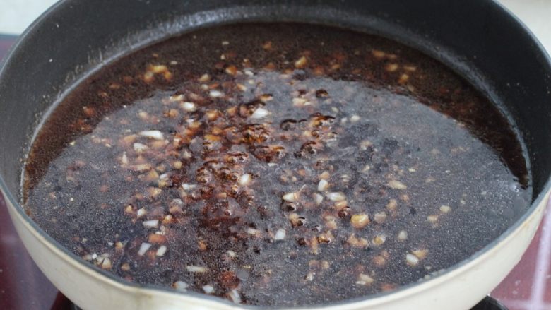糖醋茄子盖饭,接着将调味汁倒入锅中，小火煮至黏稠冒泡状态。