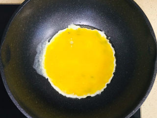 金灿灿的黄金炒饭,油烧热后，倒入鸡蛋液
