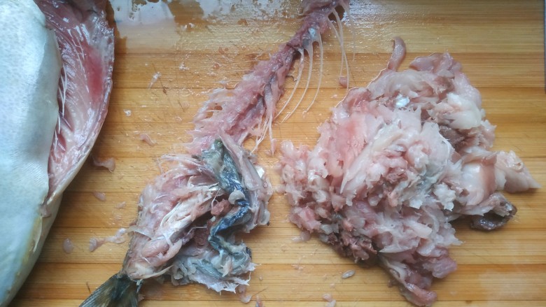 鲅鱼水饺,用勺子把鱼肉刮下来，皮和刺扔掉
