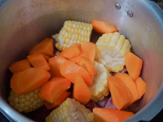 胡萝卜玉米排骨汤,再放入小块的胡萝卜