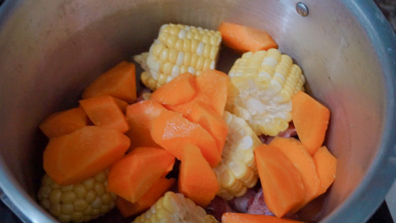 胡萝卜玉米排骨汤,再放入小块的胡萝卜