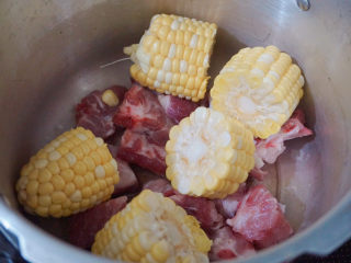 胡萝卜玉米排骨汤,放入切成段的玉米