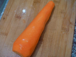 胡萝卜玉米排骨汤,胡萝卜削皮洗干净
