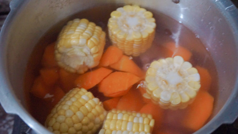 胡萝卜玉米排骨汤,最后加入适量的清水