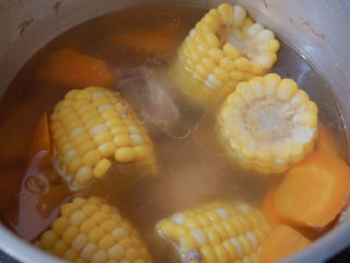 胡萝卜玉米排骨汤,待冷却后掀开盖子