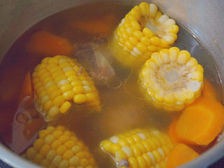 胡萝卜玉米排骨汤,在锅内放入适量的盐搅拌均匀