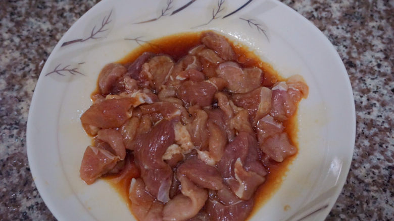 四季豆炒肉,搅拌均匀腌制15分钟