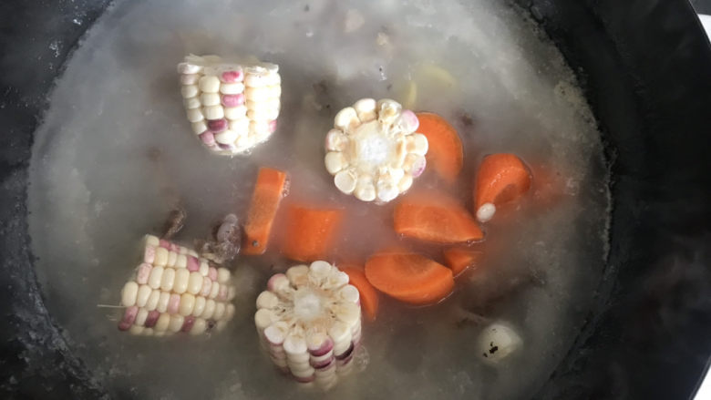 胡萝卜玉米排骨汤,汤炖下去一半时倒入玉米和胡萝卜继续煮至玉米和胡萝卜软烂