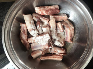 胡萝卜玉米排骨汤,排骨剁成小段，撒上干面粉抓拌均匀