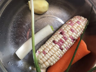 胡萝卜玉米排骨汤,玉米剥皮洗干净，胡萝卜，葱姜都洗干净