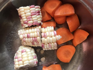 胡萝卜玉米排骨汤,玉米切段，胡萝卜切成块备用