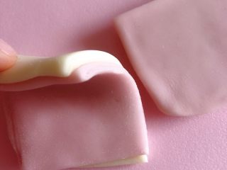 餐桌上的诗情画意～莲花酥,白色和粉色组成一块面团