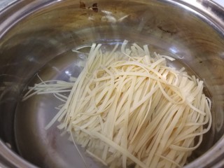 凉拌千张,水开放入千张丝，烫半分钟，增加千张丝的湿润度并去除豆腥味。