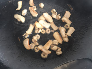 四季豆炒肉,锅烧热，不放油，把切肉的切出来的肥肉和猪皮，先放入锅中小火煸出油