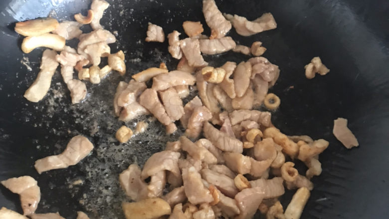 四季豆炒肉,然后再放入瘦肉煸炒至表面焦黄