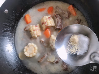 胡萝卜玉米排骨汤,待玉米和胡萝卜都炖的软烂时，加入适量的盐和鸡精调味即可