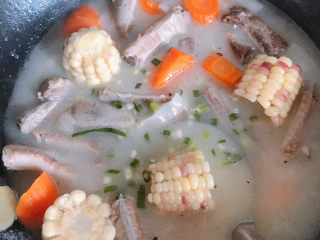 胡萝卜玉米排骨汤,撒上葱花搅拌均匀即可出锅