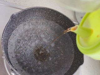 胡萝卜玉米排骨汤,锅内煮适量清水，水开后加少许料酒