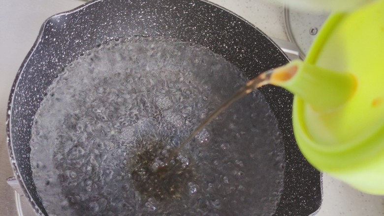 胡萝卜玉米排骨汤,锅内煮适量清水，水开后加少许料酒
