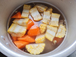胡萝卜玉米排骨汤,将排骨，玉米，胡萝卜全部放入高压锅，并加入适量清水（我加了锅体的二分之一）