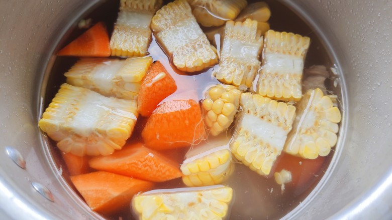 胡萝卜玉米排骨汤,将排骨，玉米，胡萝卜全部放入高压锅，并加入适量清水（我加了锅体的二分之一）