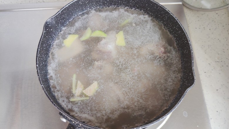 胡萝卜玉米排骨汤,中大火煮6.7分钟