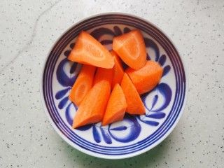 胡萝卜玉米排骨汤,这期间我们来处理其他食材，胡萝卜去皮洗净之后切滚刀块